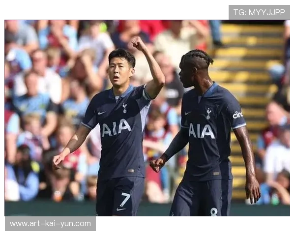 孙兴慜灵巧转身斜传带出威胁：足球场上的艺术与智慧